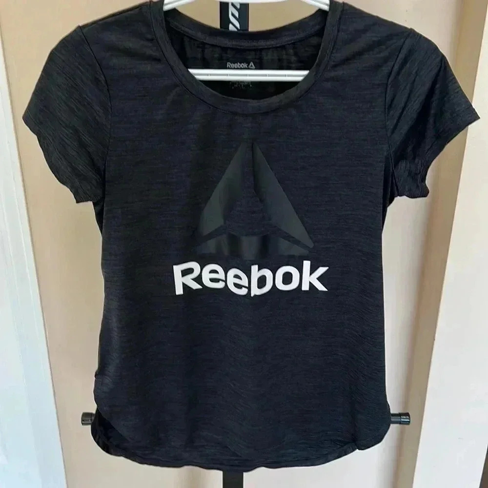(32) Reebok athletic top
